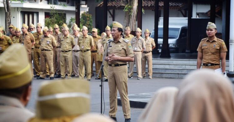 Hari Pertama Masuk Kerja, Pj Bupati Banyumas Pimpin Apel Pagi