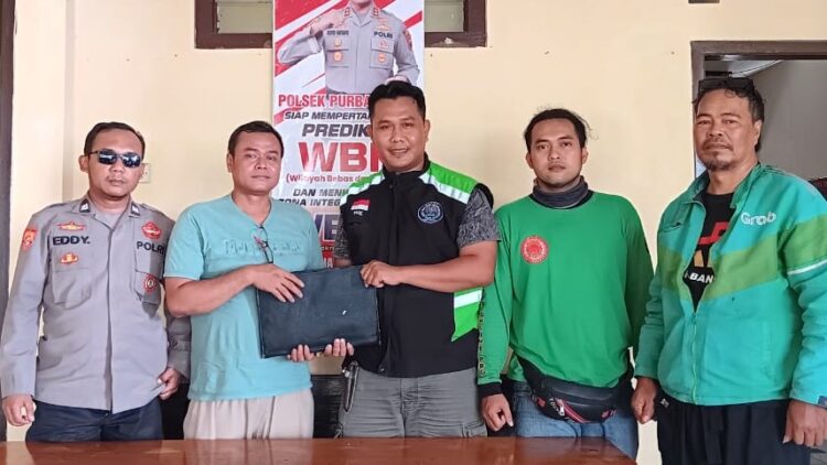 Polsek Purbalingga Bersama Komunitas Ojek Online Serahkan Dokumen Penting