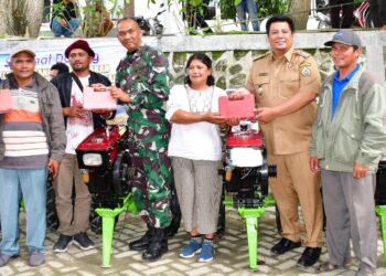 Bupati Samosir Salurkan Bantuan Untuk Kelompok Tani Dan Pokdakan