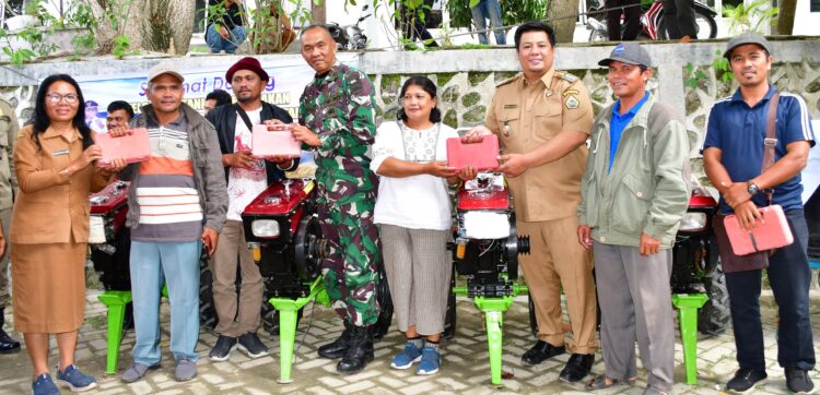 Bupati Samosir Salurkan Bantuan Untuk Kelompok Tani Dan Pokdakan