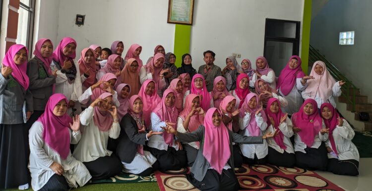 Universitas Amikom Purwokerto Berikan Pelatihan Kewirausahaan Bagi Perempuan Kecamatan Sirampog