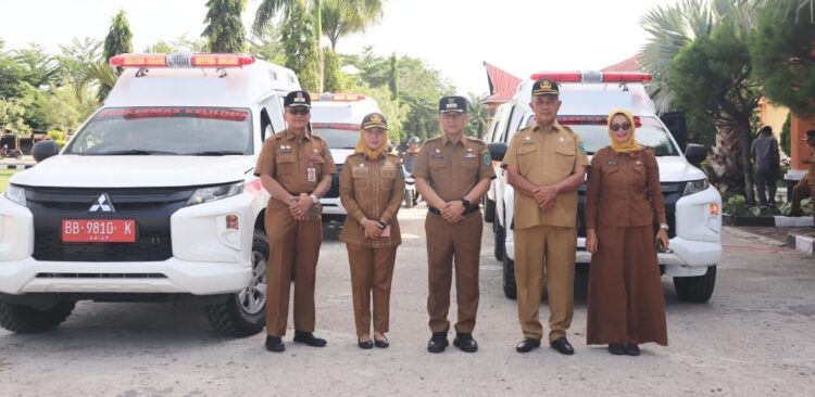 Pj. Bupati Padang Lawas Utara Didampingi Pj Sekretaris Daerah dan Kepala Dinas Kesehatan Serahkan Bantuan Unit Ambulance Dan Roda Dua