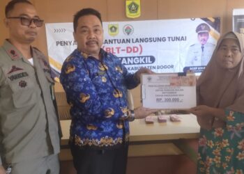 Kepala Desa Tangkil Kecamatan Caringin Menyalurkan BLT DD Tahun Anggaran 2024