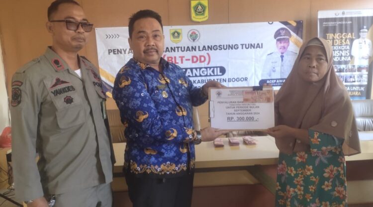 Kepala Desa Tangkil Kecamatan Caringin Menyalurkan BLT DD Tahun Anggaran 2024