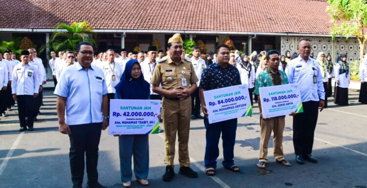 Pj Bupati Banyumas Serahkan Santuan BPJS Untuk Guru Madin dan TPQ Yang Meninggal