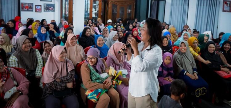 Ibu ibu Pengajian Se-Kecamatan Tarutung, Silahturahmi Dengan Satika Simamora Sampaikan Asa Untuk Sejahterakan Keluarga.