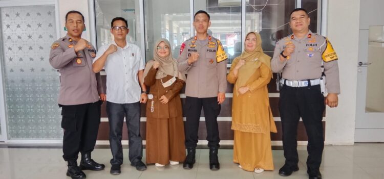 Kapolres Solok Serahkan Bantuan Kepada Korban Longsor Tambang Sungai Abu