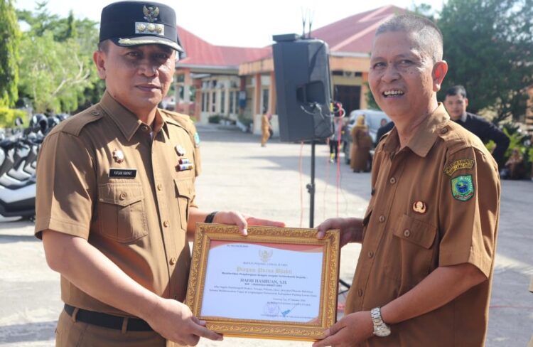 Pj.Bupati Padang Lawas Utara Serahkan Penghargaan Kepada 10 OPD