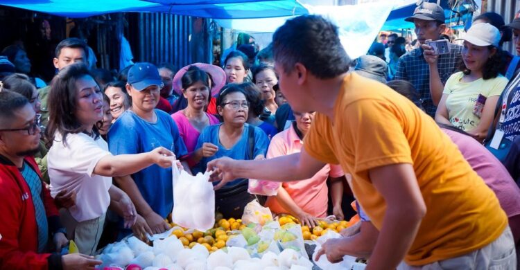 Satika Simamora Blusukan ke Pasar Sarulla Pahae Jae, Ratusan Pengunjung dan Pedagang Heboh