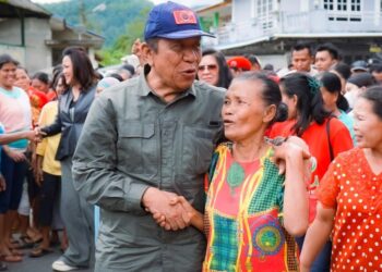 Blusukan Ke Pasar Tradisional Onan Hasang, Pedagang Minta Satika Sarlandy Perbaiki Pasar Setelah Jadi Bupati