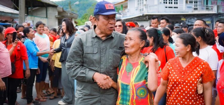 Blusukan Ke Pasar Tradisional Onan Hasang, Pedagang Minta Satika Sarlandy Perbaiki Pasar Setelah Jadi Bupati