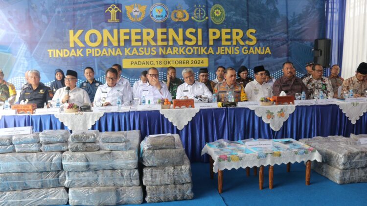 Kapolda Sumbar Hadiri Konferensi Pers Tindak Pidana Kasus Narkotika Jenis Ganja