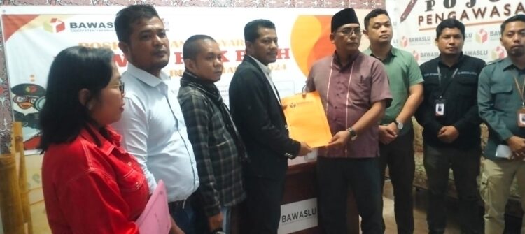 Oknum Pengawas Pilkada Terlibat Pasang Baliho Cabup-Cawabup Taput Nomor 2, Dilaporkan ke Bawaslu