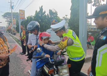 Aksi Simpatik Operasi Zebra Candi 2024, Satlantas Polres PurbaIingga Bagikan Helm SNI