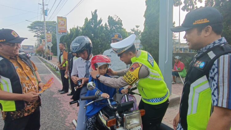 Aksi Simpatik Operasi Zebra Candi 2024, Satlantas Polres PurbaIingga Bagikan Helm SNI