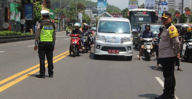 Pengawalan Ketat Polda Jateng dan Dukungan Warga Magelang Warnai Kepulangan Presiden Prabowo