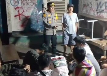 Jajaran Polsek Cipayung Lakukan Pembinaan Kepada Puluhan Remaja Pelajar Nongkrong Sampai Larut Malam
