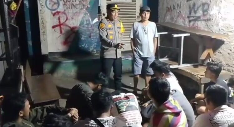 Jajaran Polsek Cipayung Lakukan Pembinaan Kepada Puluhan Remaja Pelajar Nongkrong Sampai Larut Malam