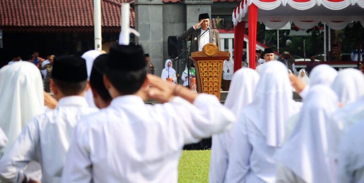 Pj Bupati Banyumas Pimpin Apel Hari Santri Nasional di Alun-Alun Purwokerto