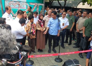 Wapres RI Tinjau Kegiatan Uji Coba Makan Bergiji Gratis di SMPN 270 Kelapa Gading Jakarta Utara