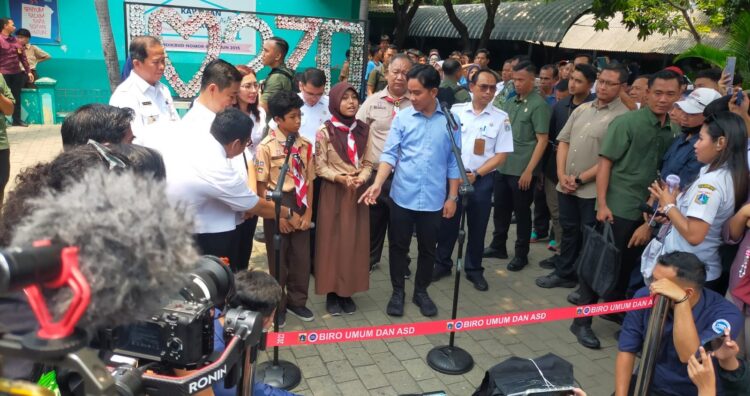 Wapres RI Tinjau Kegiatan Uji Coba Makan Bergiji Gratis di SMPN 270 Kelapa Gading Jakarta Utara