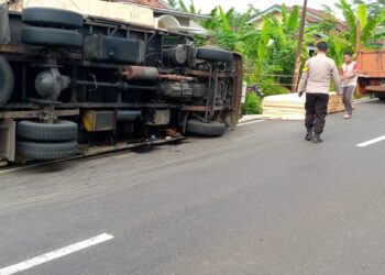 Truk Bermuatan Kayu Lapis Terguling di Mrebet
