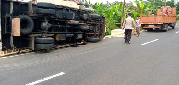 Truk Bermuatan Kayu Lapis Terguling di Mrebet