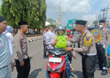 Aksi Simpatik di Hari Santri, Polisi Berpeci di Purbalingga Bagikan Sayur dan Snack