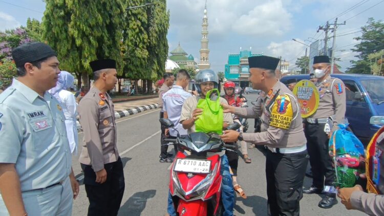 Aksi Simpatik di Hari Santri, Polisi Berpeci di Purbalingga Bagikan Sayur dan Snack