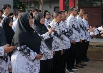 SMK Negeri 15 Kota Bekasi Gelar Upacara Bendera Hari Guru Nasional 2024, Dengan Semangat Kebersamaan