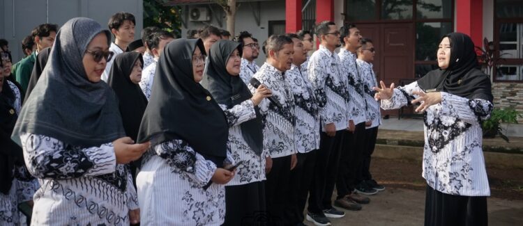 SMK Negeri 15 Kota Bekasi Gelar Upacara Bendera Hari Guru Nasional 2024, Dengan Semangat Kebersamaan