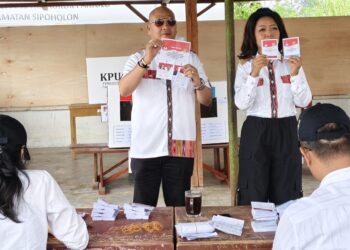 Paslon Nomor Urut 1, Satika Simamora Memilih di TPS 2 Sipoholon