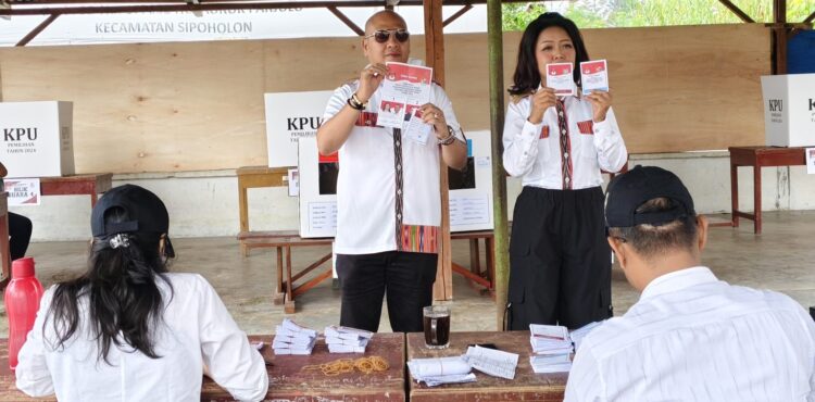 Paslon Nomor Urut 1, Satika Simamora Memilih di TPS 2 Sipoholon