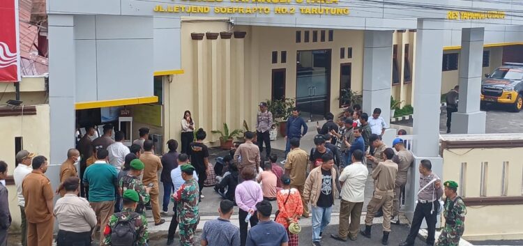 Ricuh Demo di Mapolres Taput Massa Minta Tahanan Dibebaskan