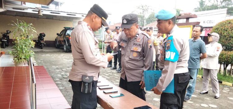 Polsek Kemangkon Sidak Handphone Anggota untuk Cegah Judi Online