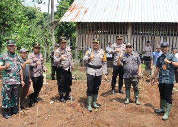 Kapolres Purbalingga Dukung Program Ketahanan Pangan di Desa Selakambang