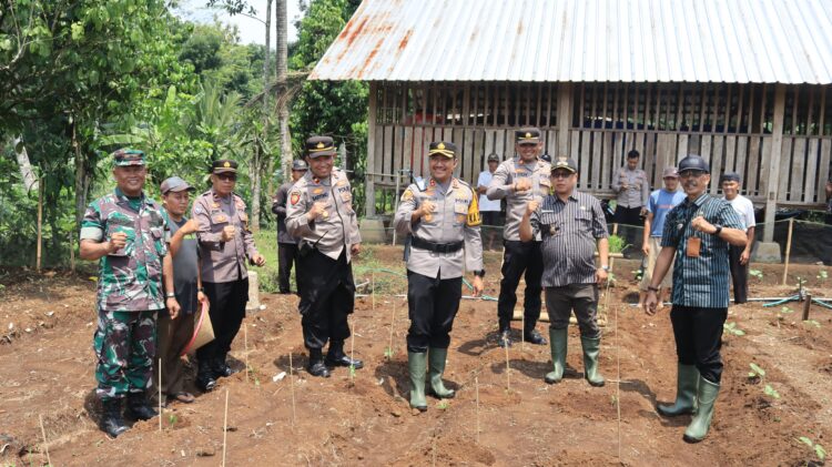 Kapolres Purbalingga Dukung Program Ketahanan Pangan di Desa Selakambang