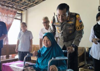 Wujud Kepedulian, Kapolres Purbalingga Berikan Bantuan Kursi Roda untuk Korban Kecelakaan