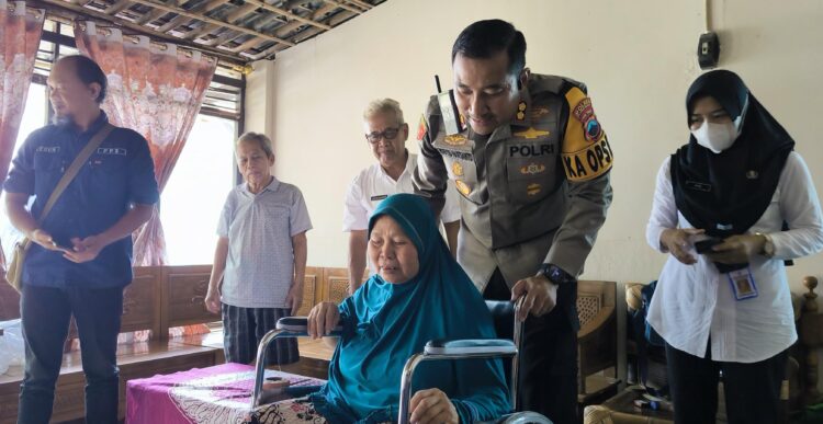 Wujud Kepedulian, Kapolres Purbalingga Berikan Bantuan Kursi Roda untuk Korban Kecelakaan