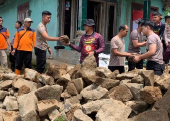 Tim Siaga Bencana Polres Purbalingga Bersihkan Longsor di Karangmoncol