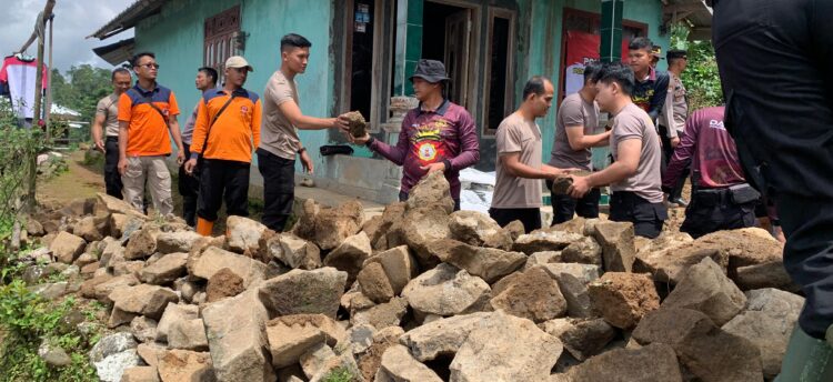 Tim Siaga Bencana Polres Purbalingga Bersihkan Longsor di Karangmoncol