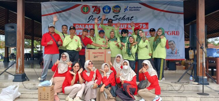 Ratusan Anggota PGRI Cabang Banyumas Ikuti Jalan Sehat Hari Guru