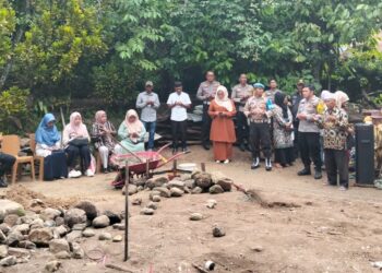 Kapolres Solok Berikan Bantuan BEDAH RUMAH Kepada Kakek Acin Warga Jorong Sambung Nagari Tanjung Bingkung