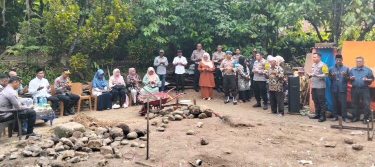 Kapolres Solok Berikan Bantuan BEDAH RUMAH Kepada Kakek Acin Warga Jorong Sambung Nagari Tanjung Bingkung