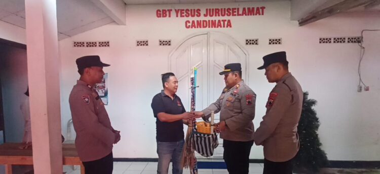 Jelang Natal, Polsek Kutasari Bakti Kebersihan di Rumah Ibadah Umat Kristiani
