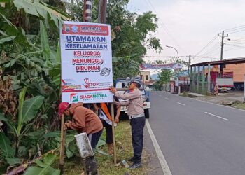 Ops Lilin Candi 2024, Polres Purbalingga Pasang Baliho Imbauan di Jalur Rawan Kecelakaan