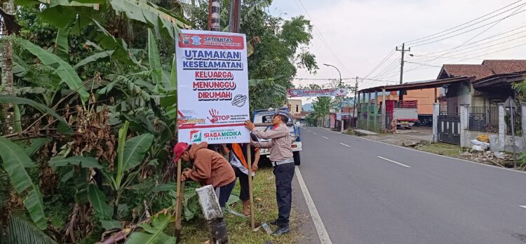 Ops Lilin Candi 2024, Polres Purbalingga Pasang Baliho Imbauan di Jalur Rawan Kecelakaan