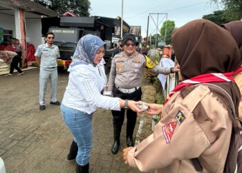Tim Pembina Samsat Wilayah Hukum Polda Banten Gelar Bakti Sosial Korban Bencana Alam Banjir di Pagelaran Kabupaten Lebak