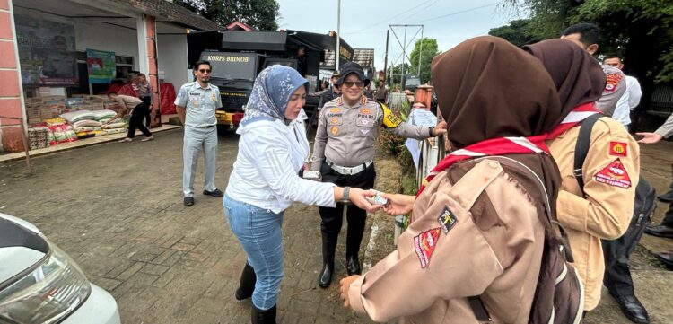 Tim Pembina Samsat Wilayah Hukum Polda Banten Gelar Bakti Sosial Korban Bencana Alam Banjir di Pagelaran Kabupaten Lebak