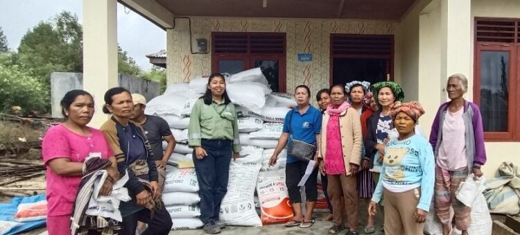 TPL Sektor Aek Raja Salurkan Dukungan Pupuk, Tingkatkan Produksi Petani Desa Aek Raja